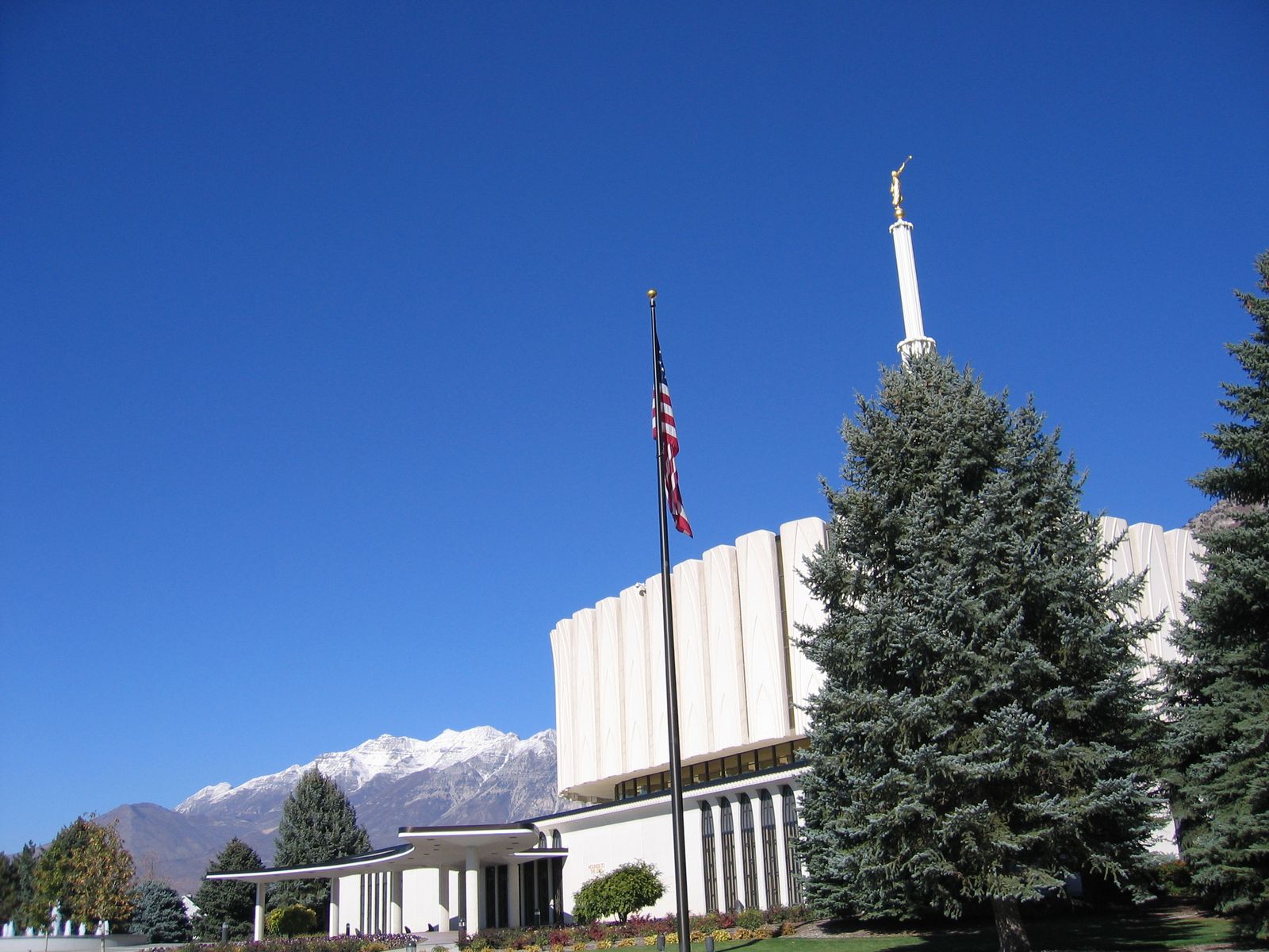 Flag and mountains at the Provo Temple