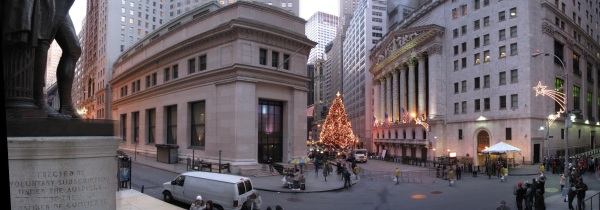 From the steps of the Federal Hall National Memorial is visible J. P. Morgan & Co. Building (left) and the New York Stock Exchange (right).