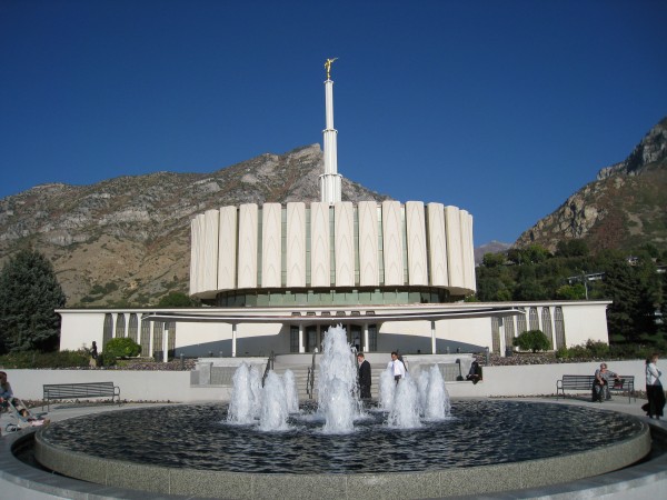 The spire—originally gold colored—was painted white in 2003