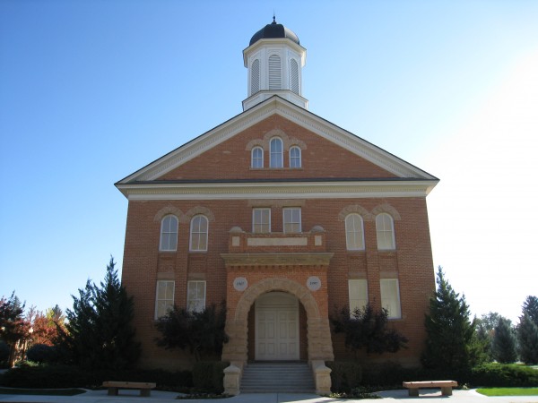 There are stones labeled 1907 and 1997, indicating the two years when the building was dedicated—first as a tabernacle and then as a temple