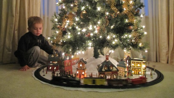 Train around the Christmas tree